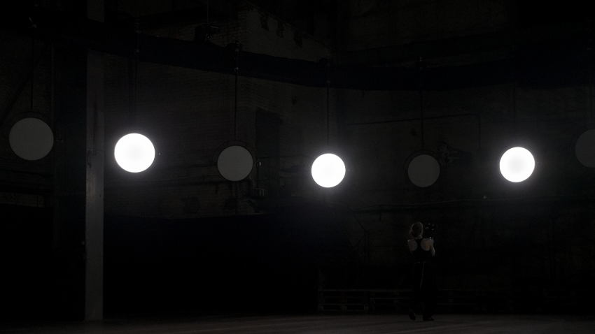 &quot;Duel&quot; – kinetic light installation by VOLNA